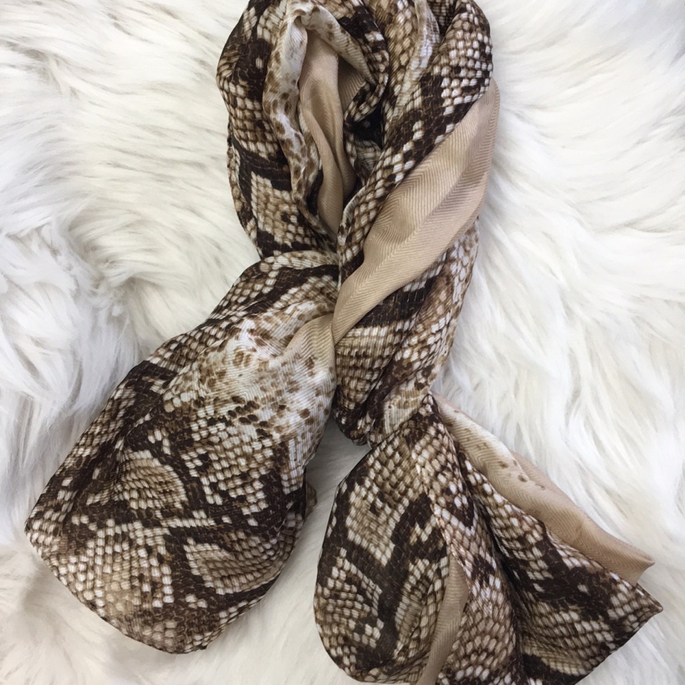 Snake print 💯 % silk 🧣